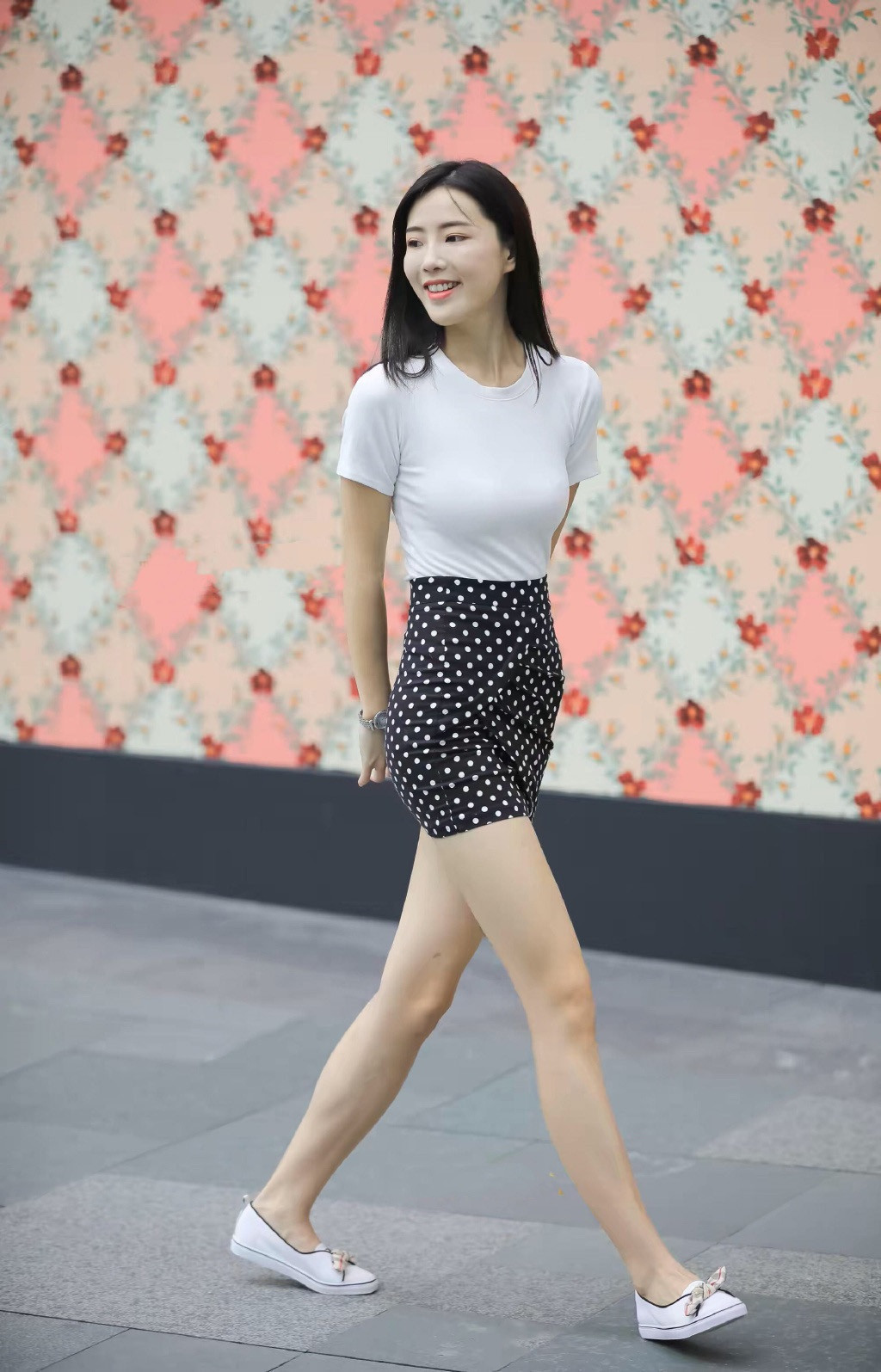 半身|街拍年轻女生就是会穿,波点短裙搭配白色T恤,清爽减龄又俏皮