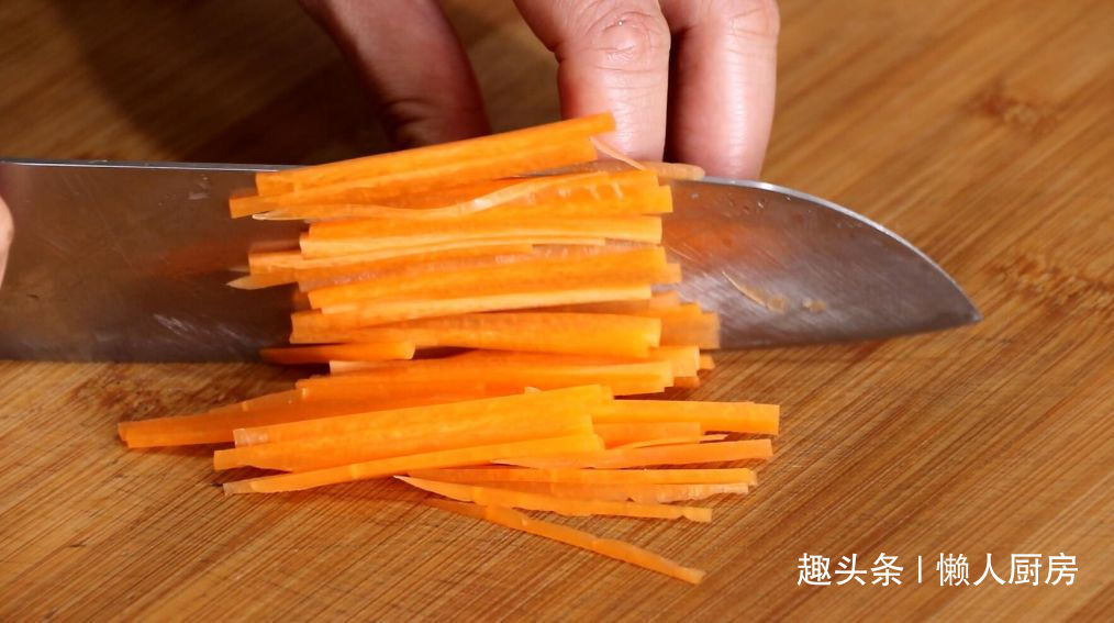 小小一个压缩海带卖5元，泡发后超多，凉拌着吃，酸辣开胃