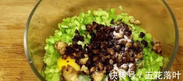 芹菜别再炒了,打入2个鸡蛋,筷子一搅,5分钟出锅,好吃又营养!