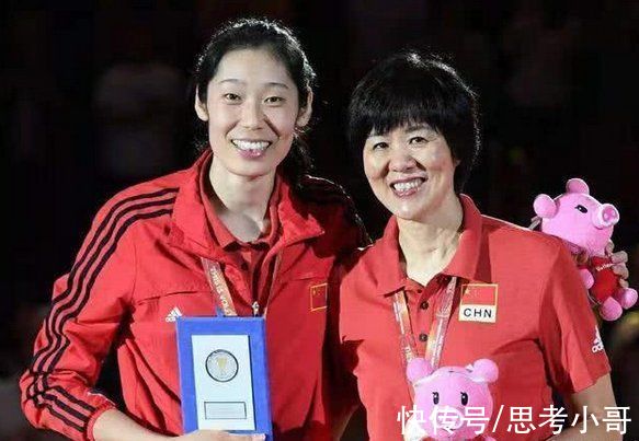 朱婷|郎平携爱徒聚餐，朱婷被郎导朋友叫“亲姐”，把朱婷吓出表情包!