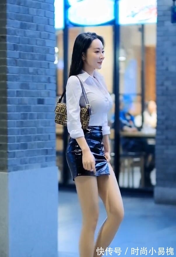 穿搭|白衬衫显干净，黑皮裙显高冷，一起穿就成了“都市女郎”