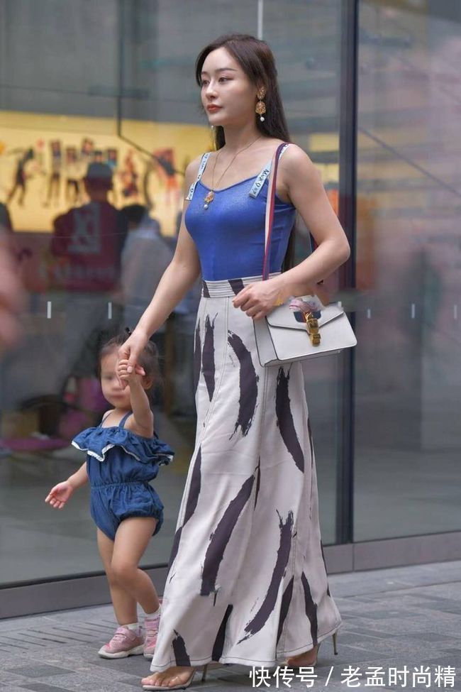 生活质量 时尚辣妈,吊带背心配长裙,成熟女性的温婉风
