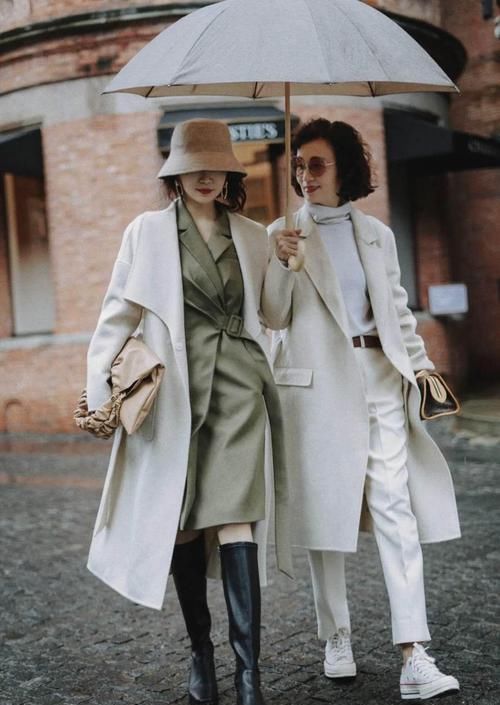 50岁的女人，大衣尽量别穿纯黑色，学三木妈妈这样搭，真优雅