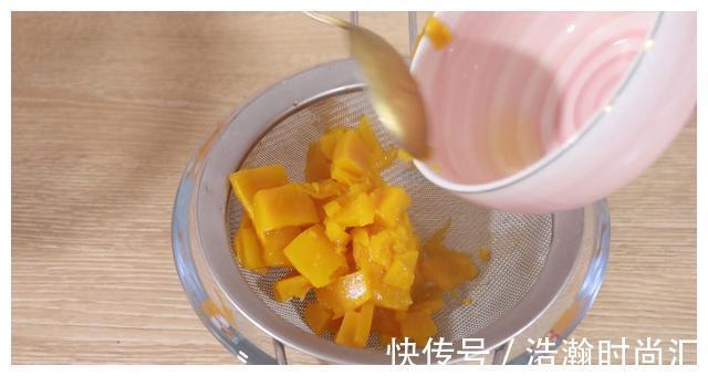 辅食|我家南瓜从不煮粥!比南瓜饼好吃百倍,宝宝吃完舔手指,肉都不换