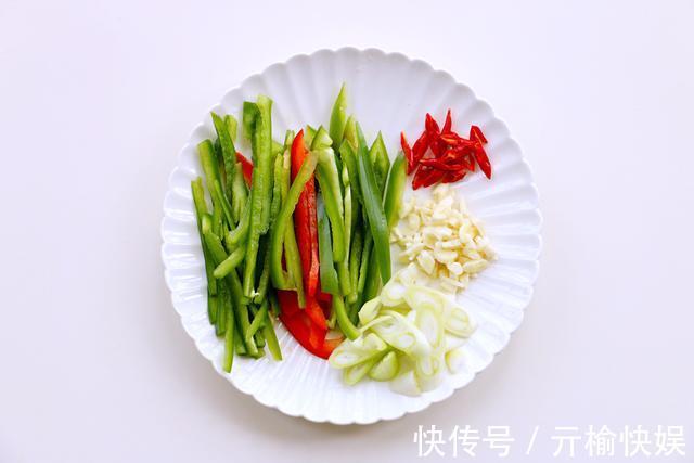 青红椒|既是菜又是饭,土豆换个做法,十元不到,全家吃饱又吃好