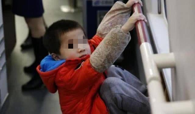 家长|8岁男孩故意用推车撞孕妇,妈妈却旁观,孕妇老公的做法让人解气