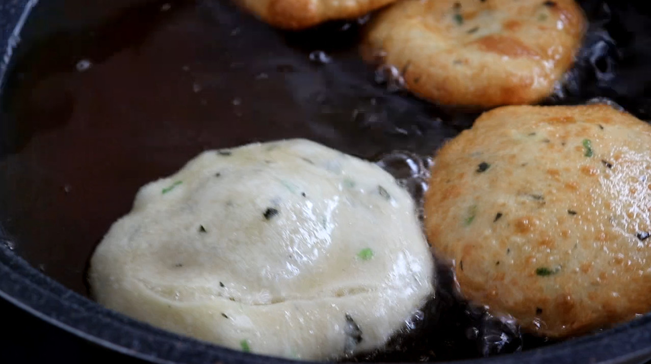 想吃油饼不用出去买了,做法诀窍教你在家做,比买的油饼好吃多了