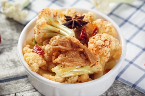 辣椒酱|做干锅花菜,先焯水还是先过油?教你一招,花菜香嫩爽脆,很入味