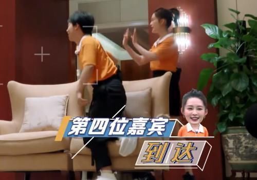 b其他嘉賓到來，baby都是癱在沙發上，只有一位讓她起立，雙標不要太明顯