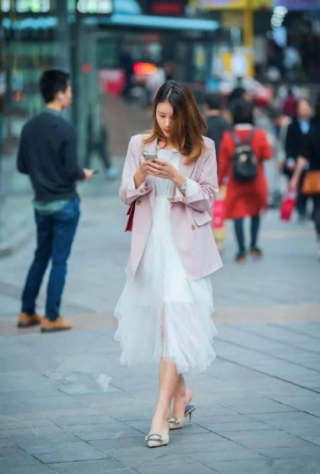 美女脚上选择搭配一双浅粉色的高跟鞋，带着少女心，更显年轻