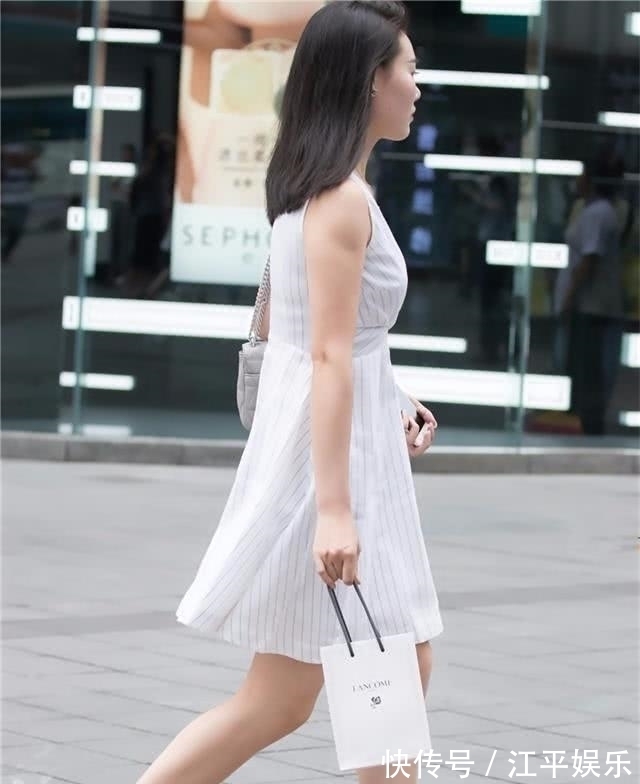 穿搭|白色条纹连衣裙,配黑色凉鞋,简约大气,尽显年轻辣妈的时尚气息