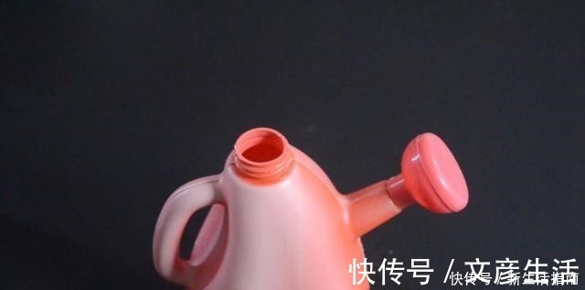 油垢|厨房瓷砖上满是油垢教你一招，不用一滴水，瓷砖立马光亮如新！