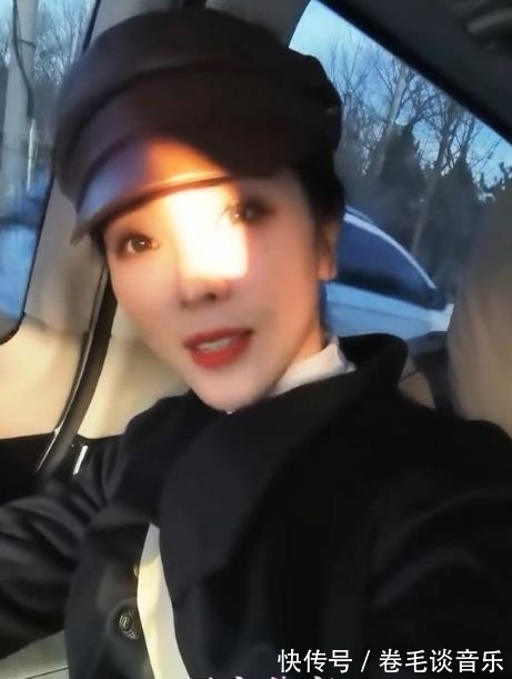 央视女主持李思思晒工作晚餐!仅一小袋胡萝卜,大口生嚼一脸享受