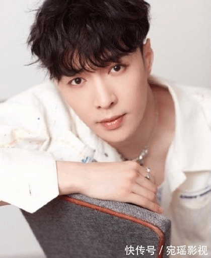 张艺兴参加MBA面试，高中学历引发争议。网友：佩服！