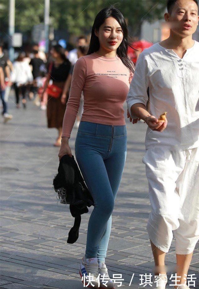 穿搭 粉色上衣搭配牛仔裤的清爽夏日风,横跨包包突显微胖身材的气质