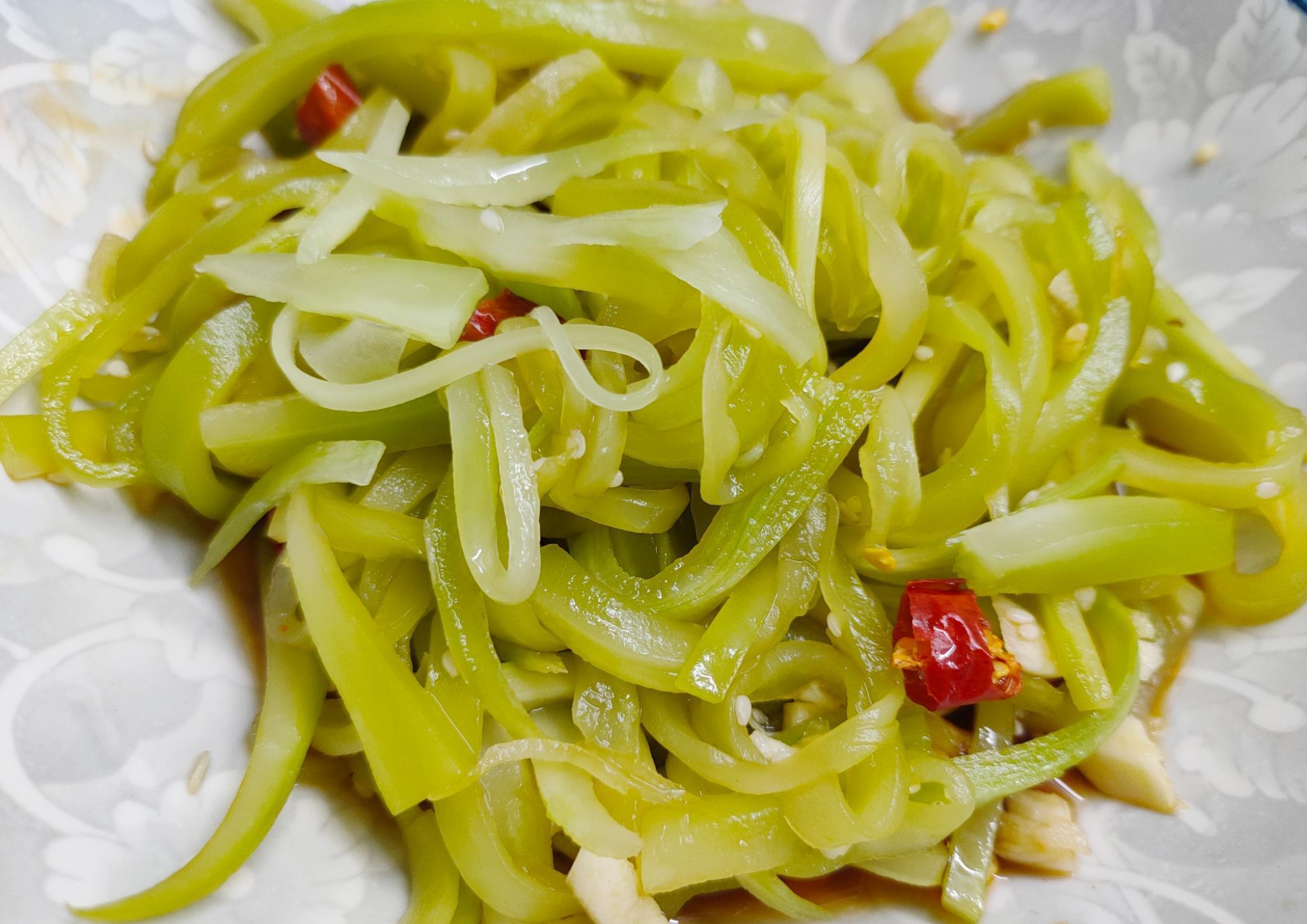 婆婆|凉拌莴笋丝,第一步焯水就错了,跟婆婆学的方法,莴笋脆爽又好吃