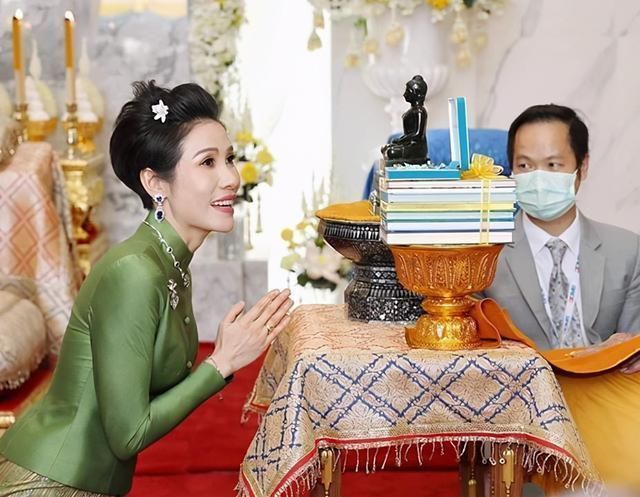 太后#诗妮娜嘚瑟了一身苹果绿亮相,戴太后的蓝宝石,有诗丽吉的风韵