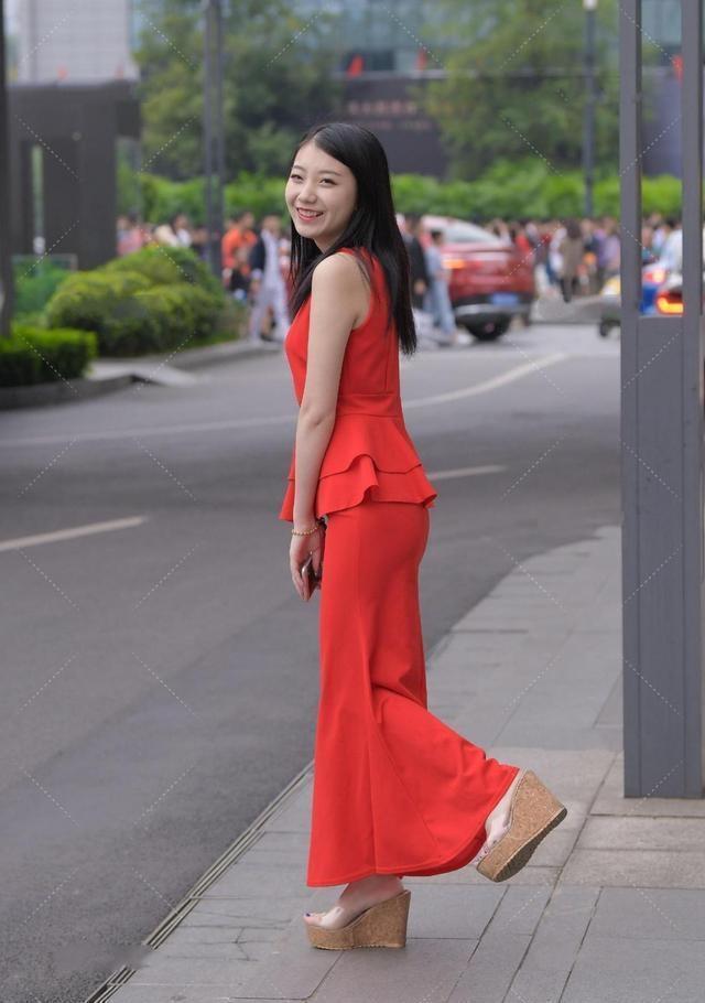 字裙 连衣裙的穿搭各具特色,青春风采尽情绽放,舒适又快乐