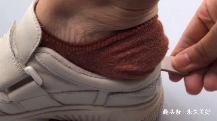 小尾巴 鞋子后面的“小尾巴”别剪掉,有人鞋都穿烂了,也不知道正确用途