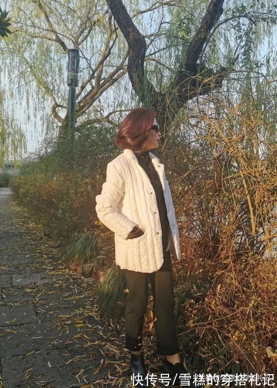 烟管裤 “平底靴+烟管裤”才是四五十岁女人最美的穿搭,显瘦有气质
