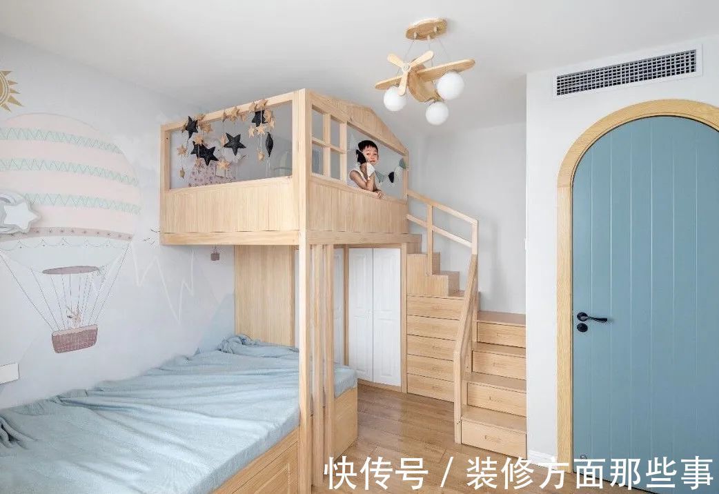 儿童房|小户型儿童房里,不用做上下床,靠墙做个到顶床美观又省空间