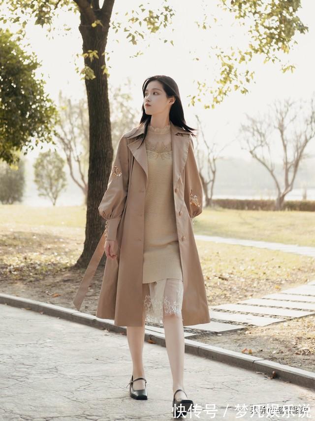 白色系 穿风衣别总配裙子！服装师：今年流行这4种搭配风格，贼时髦显瘦