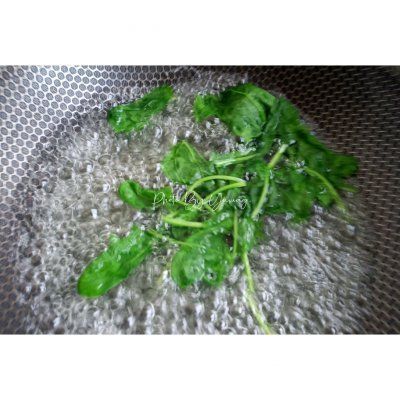 配着这盘菠菜小餐包，米饭可以吃三大碗