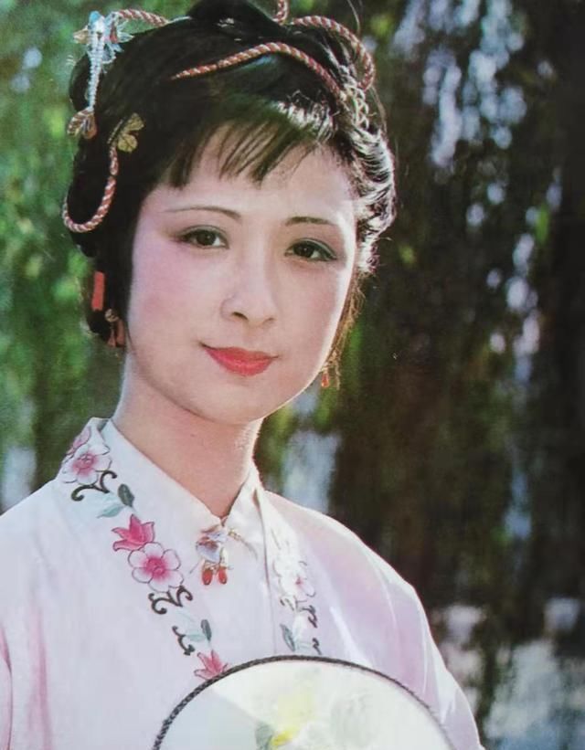 贵重的九龙佩|红楼梦贾琏为何把九龙佩送给尤二姐有一个说不出口的原因