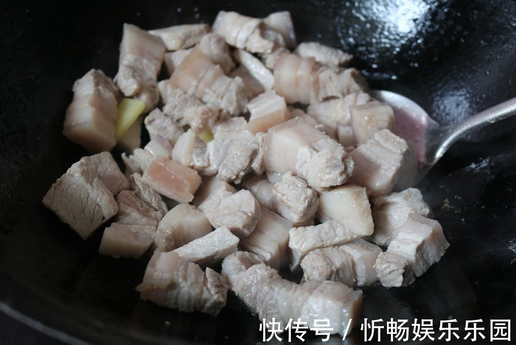 做红烧肉，多数人错在第一步！教你大厨做法，入口即化，还不油腻