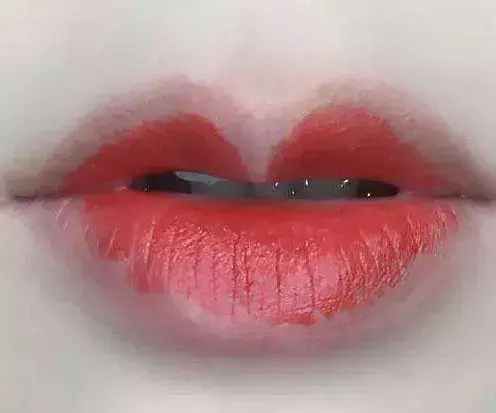 每天都涂口红和从来不涂的女生,10年后有什么区别前后差距大