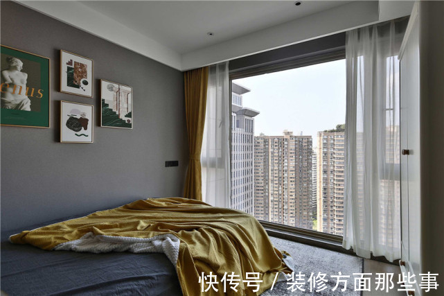 太卡通|133㎡现代风四居室,局部点缀了一些黄色及挂画来点亮空间