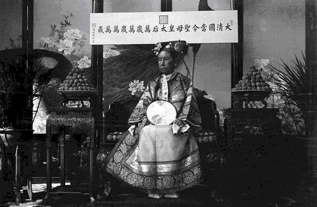 落魄|慈禧西逃落魄时，清末女首富周莹资助了她，最终获得怎样的回报