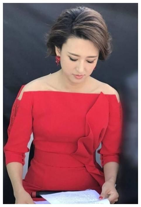 她是央視主持人，丈夫比她大20歲，站一起像父女