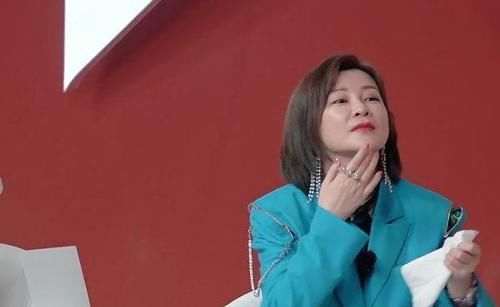 黄晓明暖心递纸给李菲儿，女方高情商展露无余，大家担心的修罗场没有发生