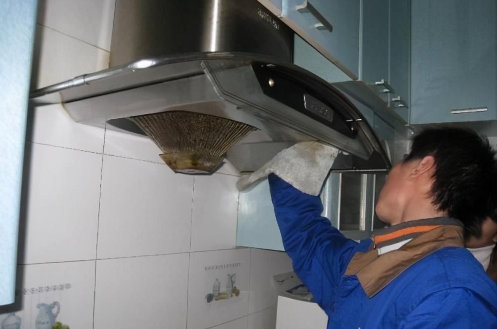 日子过久了才知道，自己清洗油烟机有窍门，一喷一擦就能搞定
