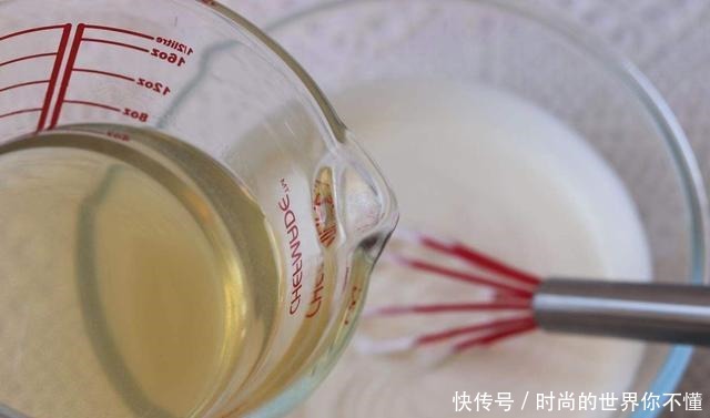 这蛋糕用酸奶和牛奶就能做,免蒸烤,入口即化,好吃不上火