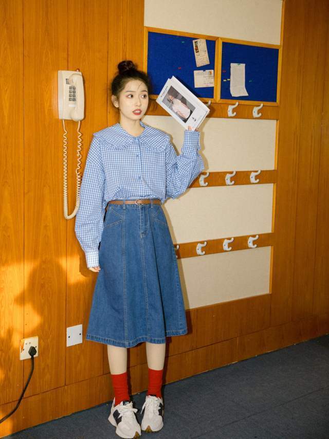 小个子 换季到底怎么穿?卡其色风衣+牛仔裙,日系又复古,美翻整个秋天