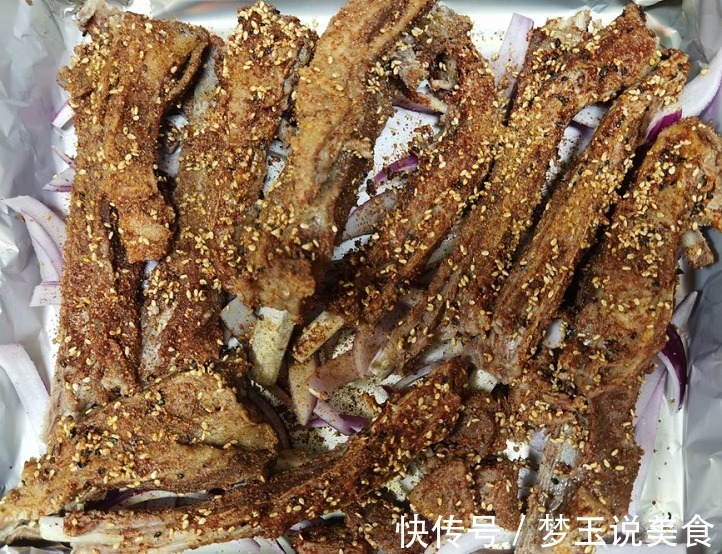 分享在家烤羊排的家常做法，很简单，焦焦嫩嫩，味道相当好！
