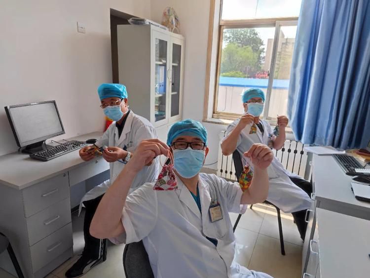 中草药|大暑至！青岛市中心医院北部院区医护巧手自制防蚊香囊送患者