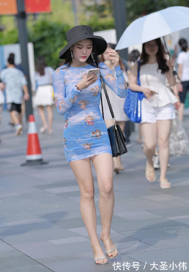 街拍|美女街拍:有了紧身短裙的陪伴,轻盈舒适的感觉就会如影随形
