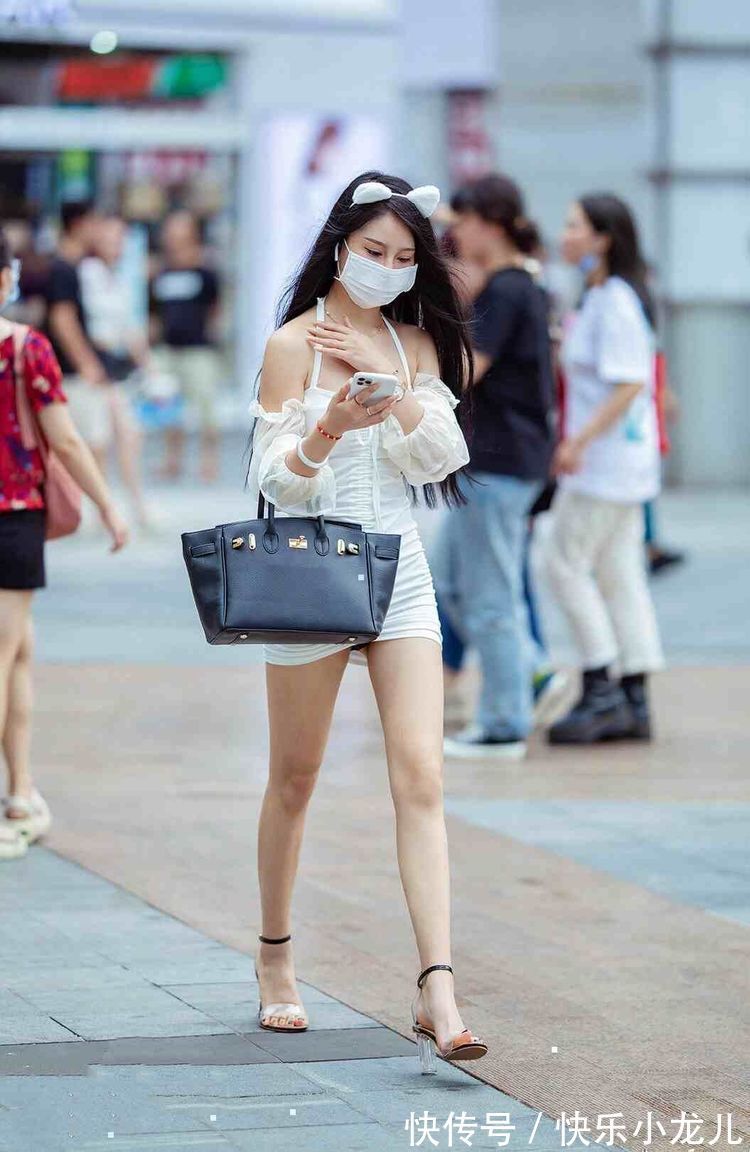 装扮 尽善尽美的连衣裙装扮是今年流行的穿搭,走出时尚步伐,休闲飘逸