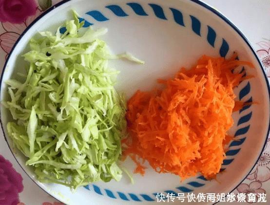 做一道猪油渣酱油炒饭,满满的猪油香气,带来醇厚的味道