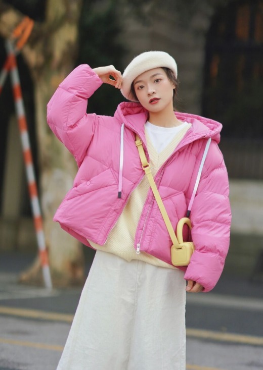 芭比 讲真,羽绒服穿这3种颜色太美了,时髦又保暖,适合黄黑皮