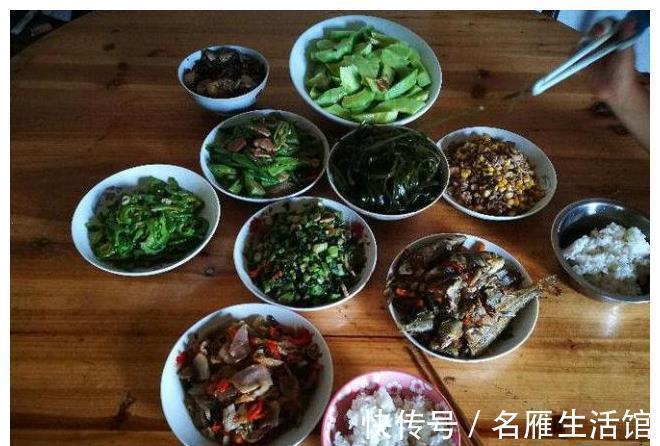 去山区看望老班长,他特意烧一桌菜招待,离开时他给我装一车山货