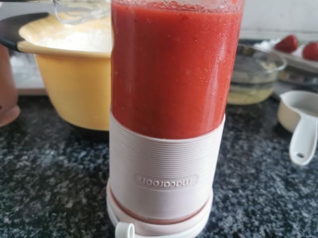  孩子在家吵着吃蛋糕，无奈之下自己动手给孩子做，孩子吃了一半