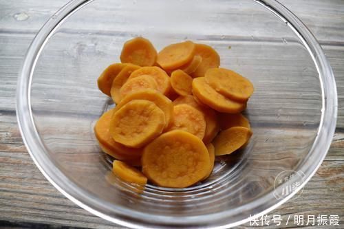 2个红薯,1碗糯米粉,不烤不油炸,简单一做,软糯香甜又多层