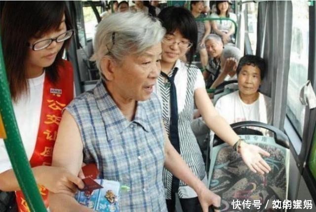 错误方|嫌孩子让座慢,老人直接将娃书包扔地上,父亲做法被全车人称赞