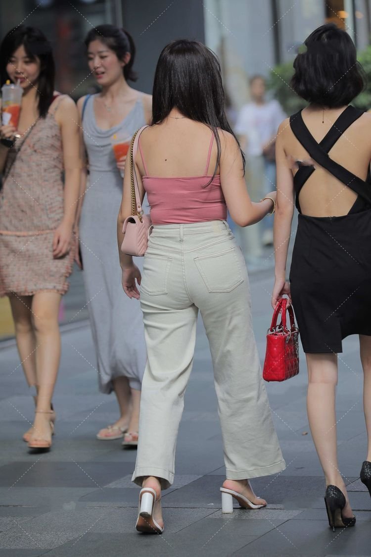 包包 美女身穿圆领开叉连衣裙, 优雅又可爱, 彰显时尚气质