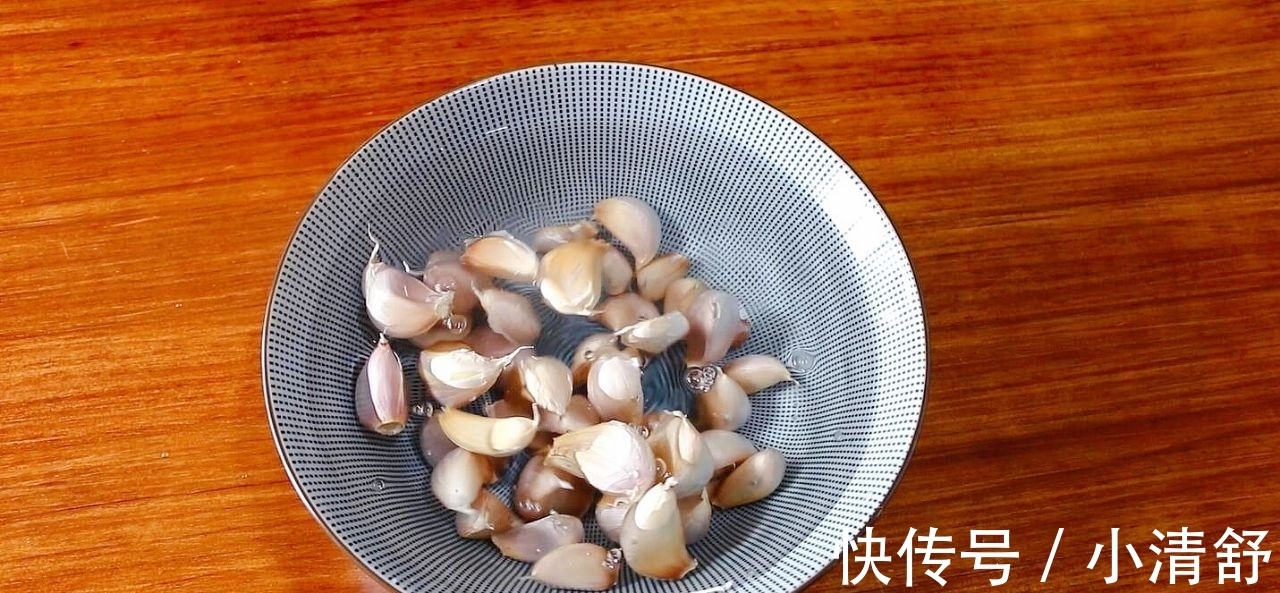大蒜头|一盘大蒜,2块猪脆骨,先炸后炒,简单两步就能搞定,好吃不难做