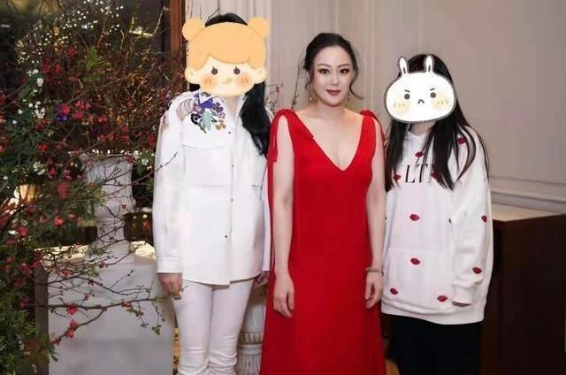 珠圆玉润|章小蕙真洋气,一袭红色V领连衣裙高级精致,身材丰腴更有贵妇范